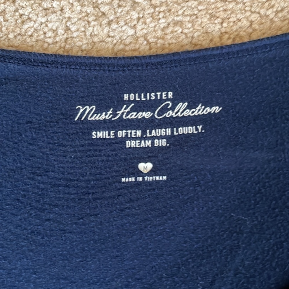 Hollister women’s size medium color navy short sleeve - Picture 4 of 5
